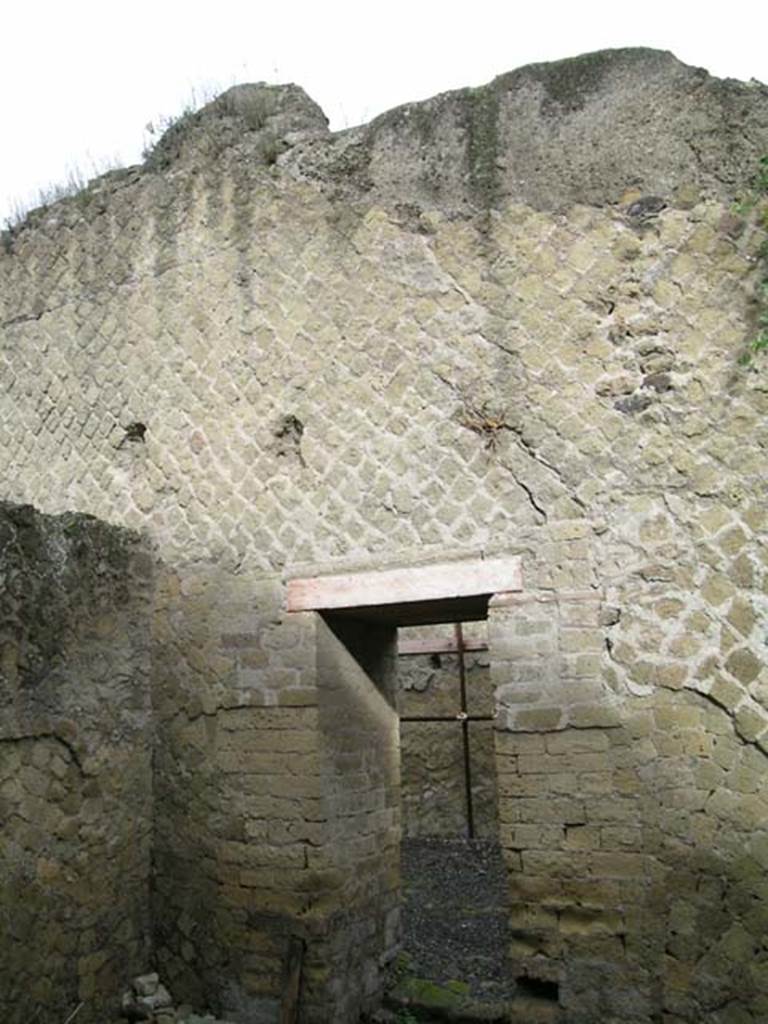 Ins Or II. 13, Herculaneum. December 2004. Upper north wall above doorway to bar-room
Photo courtesy of Nicolas Monteix.